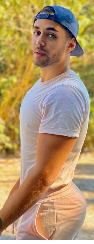 daddysbigpenis:joshgrant:What&rsquo;s he doing to grow an ass like that?!Whatcha gonna do with all that Ass 🎵 