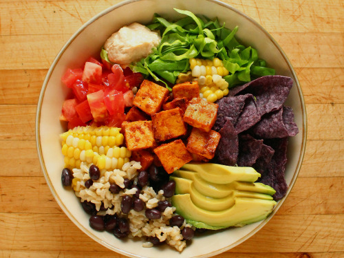 garden-of-vegan:  Vegan taco bowl: brown rice cooked in vegetable stock mixed with black beans, shredded butter lettuce, fresh corn, chopped tomatoes, sliced avocado, salsa baked tofu, hummus, and organic blue corn tortilla chips.
