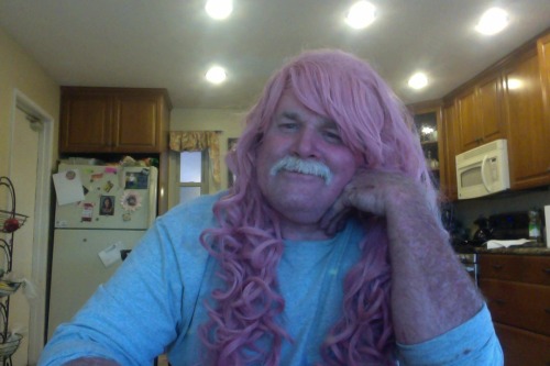 cakelikeowen:  captaincroptop:  “Gimmie that thing. I’ll show ya’ how to do it.” - My dad after seeing me taking selfies w/ my Rose Quartz wig   so elegant 