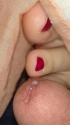 bobit69: #footjob #precum #prettyfeet #cum