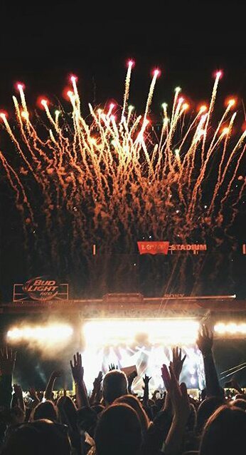 hellockscreens:  ✧ Harry + otra fireworks lockscreens ✧    ✧ please like/reblog