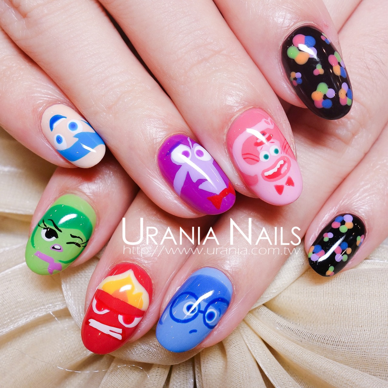 urania-asia:  《腦筋急轉彎》，是一部2015年美國3D動畫片。由迪士尼影業與皮克斯發行製作，為皮克斯繼《勇敢傳說》後第二部以女性為主角的電影，是將人類腦中的各種情緒擬人化，是很有趣的一個題材喔！http://blog.urania.com.tw/