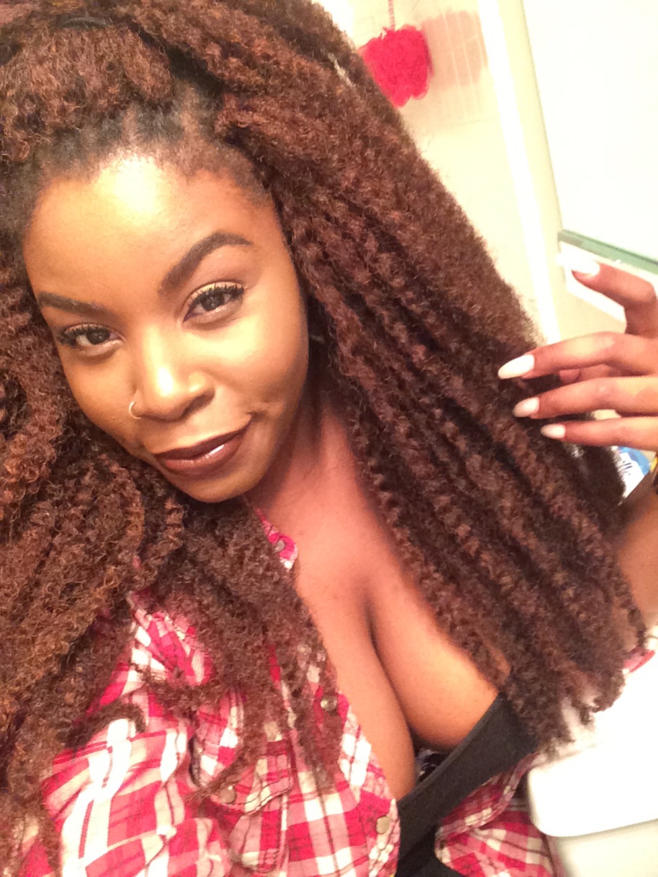 fairyysquaadmother:  Hands always in the pic like 👋🏾🖐🏾👌🏾✌🏾️