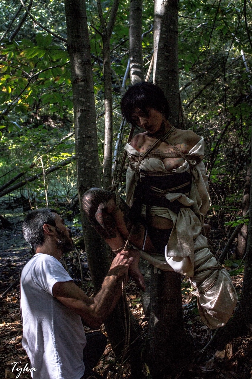 ropesession:  M : @kitiza-perche P : @tykars R : Docvale  Full set : http://ropesession.com/Ropes/photos/#!lightbox%5B2266%5D/0/