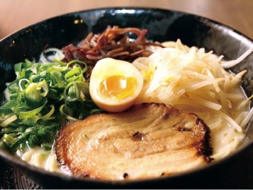 shoku-and-awe:  熊本名物　熊本ラーメン // Kumamoto Series: Kumamoto RamenKumamoto’s been in the news this week 