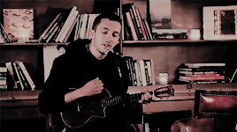 piercethetwentyonetylers:“you can close your eyes if you want. sometimes things are less scary.”