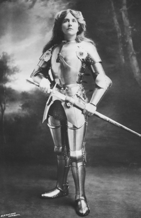 vestatilleys:Ellaline Terriss as Joan of Arc, 1900′s.