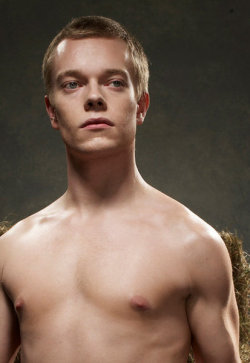 shirtlessbritishmen:  Shirtless Alfie Allen