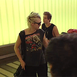 vashappeninmydearwatson:cliffical:A fan giving michael some pizza +Even though, ya know, that’s doug