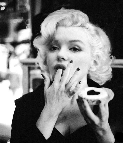 durbeyfields: Marilyn Monroe eats a tart at a cake shop, 1950s