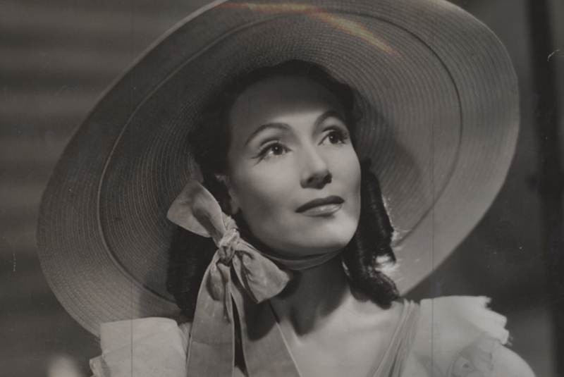 Por una mirada, un mundo (...) — vintagewoc: Dolores Del Rio in Bugambilia  (1944)