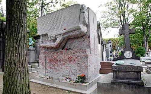 beafraidofnothing:rixwilson:A heavily lip-sticked graveThe final resting place of author Oscar Wilde