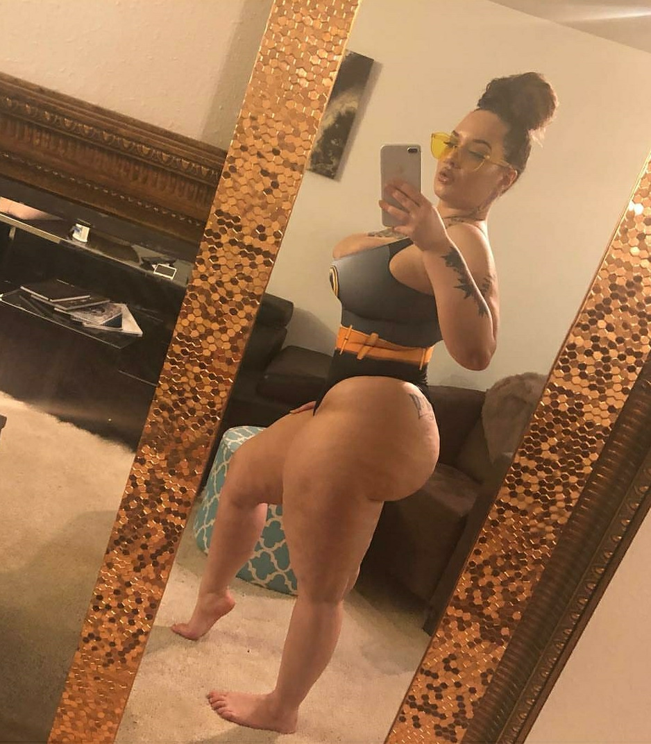 allthingsliteskin2:  women-are-a-luxury:  😯   Fuck Me!!!!