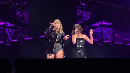 Taylor &amp; Selena. ❤️❤️❤️❤️❤️❤️❤️❤️❤️❤️❤️❤️❤️ 2018.05.19 Reputation Stadium Tour Pasadena Nigh