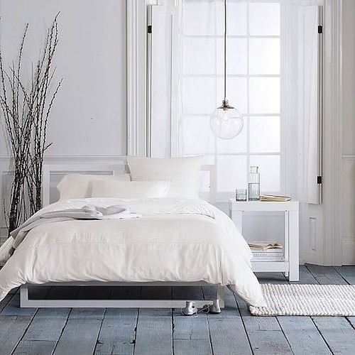 Simple Scandinavian-style bedroom ideas. (Source: www.digsdigs.com)
