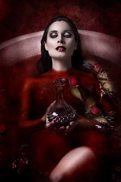 dollysgothworld:    I’m a fountain of blood . In the shape of a Woman.… having a Bath of ‘Youth and ‘Life ,  smelling of Death and Decay when not washed away …♥♥¸.•♥•.¸♥♥   