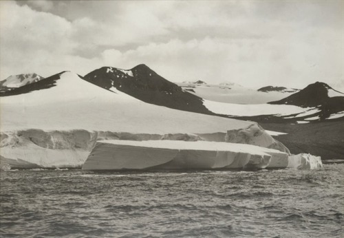NEW PHOTO KLAXONIceberg breaking off the Barrier at Cape Crozier, 3 January 1911, by Herbert Ponting
