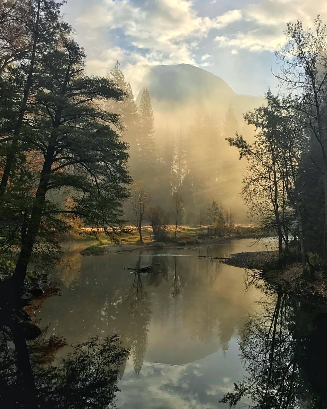 imiging:  - Nice light rays and reflections in Yosemite this morning. Great way