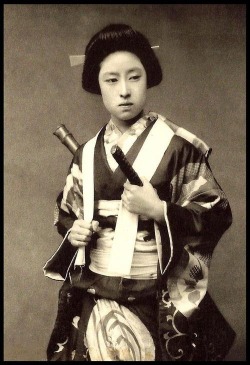 Vi-Ve:  “Bushi Women Were Trained Mainly With The Naginata Because Of Its Versatility