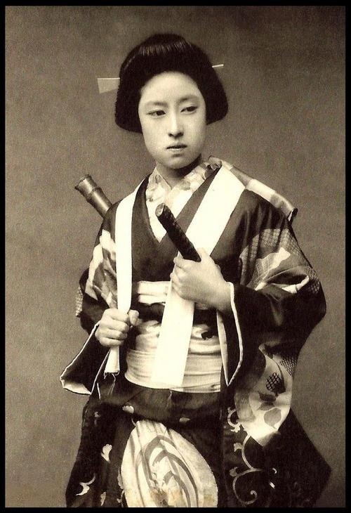 vi-ve:  “Bushi women were trained mainly with the naginata because of its versatility against all manner of enemies and weapons.”  I’d love to be as badass as this!