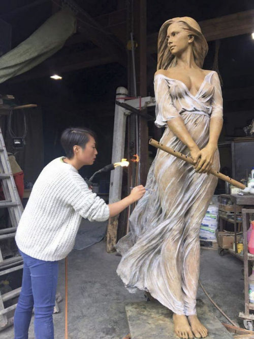 Sensual Sculpture That Celebrates The Beauty of WomenLuo Li Rong is wildly attracted to the style an