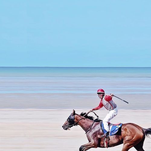  Blue like the sky or like the sea, the French photographer Murielle offers mininal and neat picture