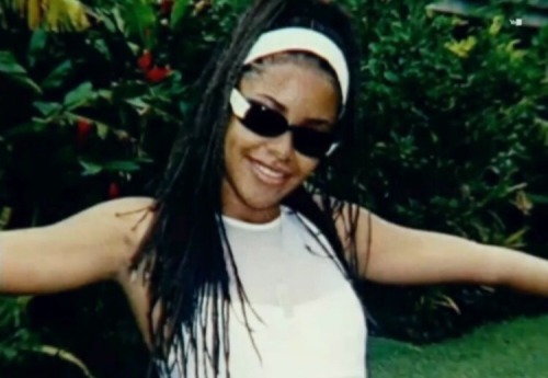 queen-aaliyah: Aaliyah in 1998 vacationing in Fiji with bestfriend Kidada Jones, Quincy Jones III, a