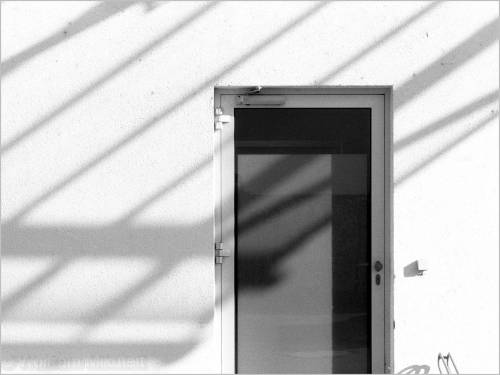 Door in the shade, 2021.  © Wolfram Mikuteit.   Shot with Contax IIIa (make: 1957), 35 mm viewfinder