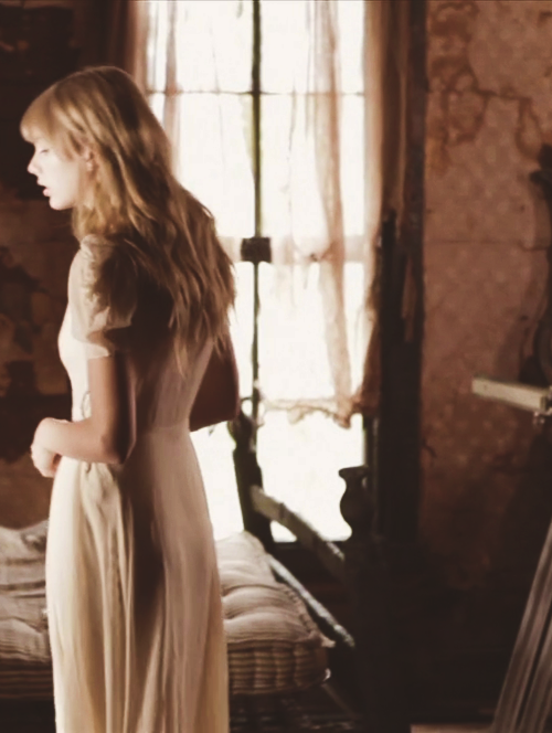 alison-swifts:Don't you dare look out the window..