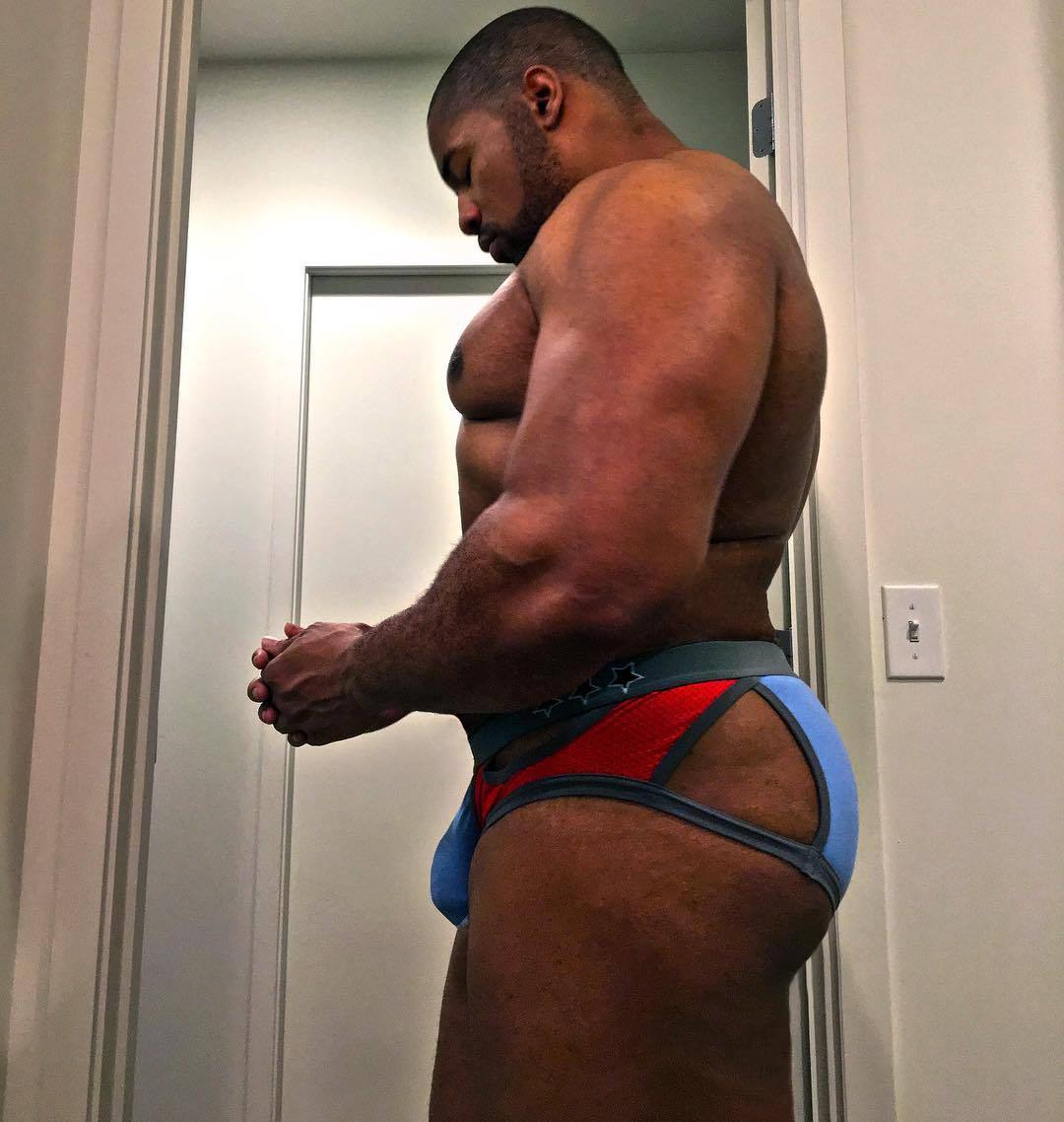dethickness:  thickchocolatecity:  He’s so damn sexy! 