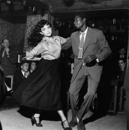 marslarouge: heldersangel: A couple dancing at a club in Paris in the ‘50s I love this pic!!