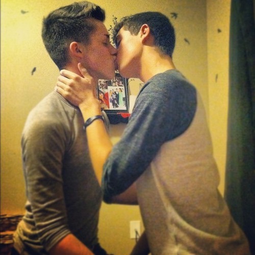 Deux garçons s'embrassent