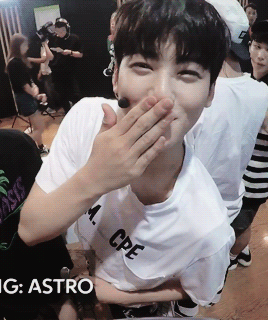 moobinthighs:   (*3*)ノ*