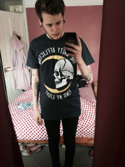 styigianabyss:  Selfie as requested of me repping the Amity Affliction ‘find my light’ tee 