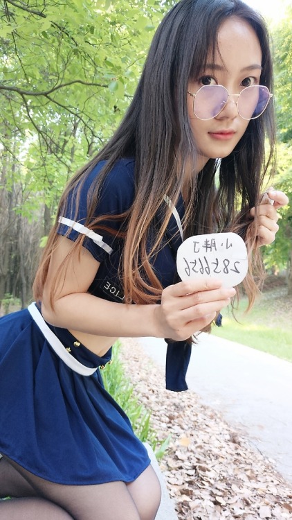 xiaopangding: 五四今日现拍公园露出~(手写多张平台ID，都是本人)加胖丁扣扣可以购买完20分钟整版公园露出自慰高潮福利~qq：1158857441（不买的别加，想好再加）