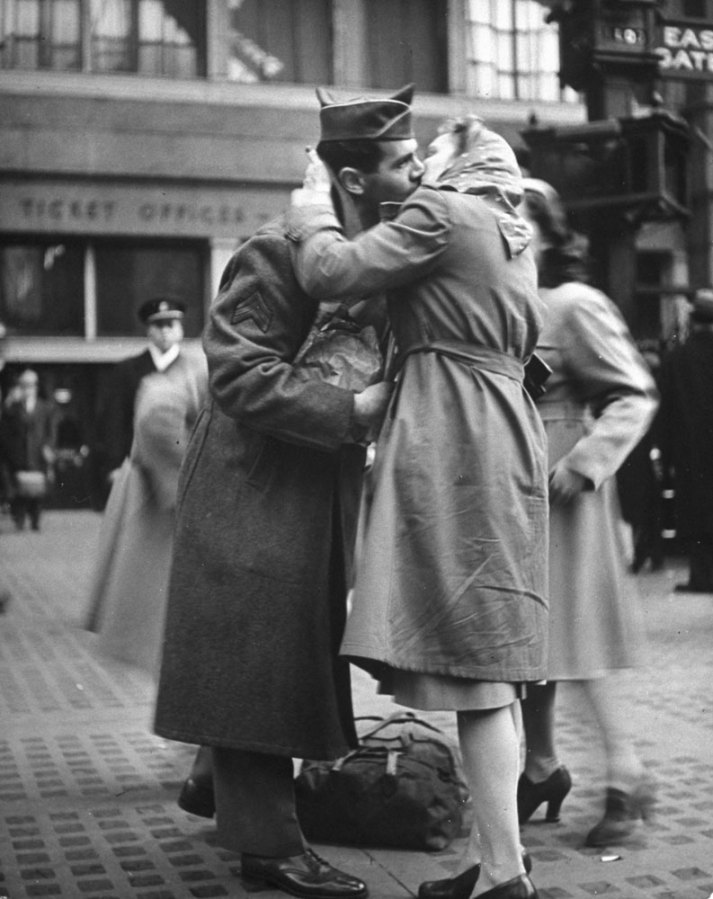 Прощание на фронт. Прощание влюбленных на Пенсильванском вокзале в 1943. Влюбленные на войне.