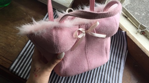 shay-gnar:  can we talk about how fucking CUTE my new purse is like what the fuck
