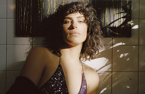 shesnake: Desiree Akhavan photographed by Tereza Cervenova for The Bisexual (2018).