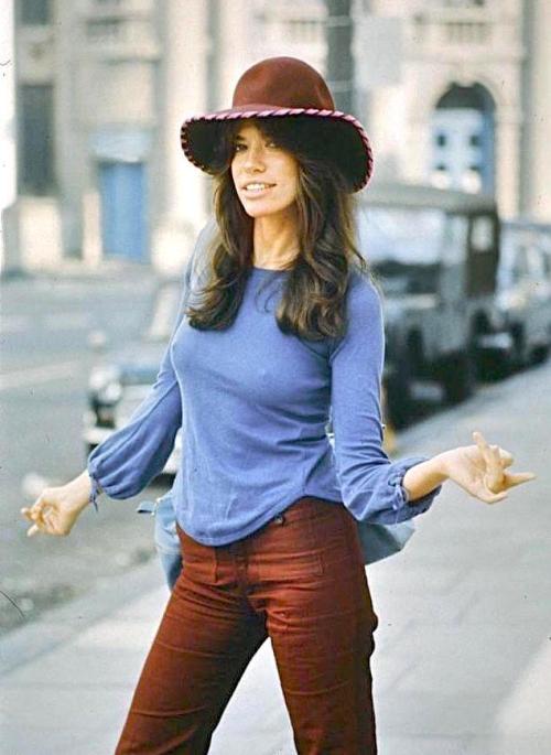 retropopcult:Carly Simon’s No Secrets album cover (1972) with some of the outtakes from the same pho