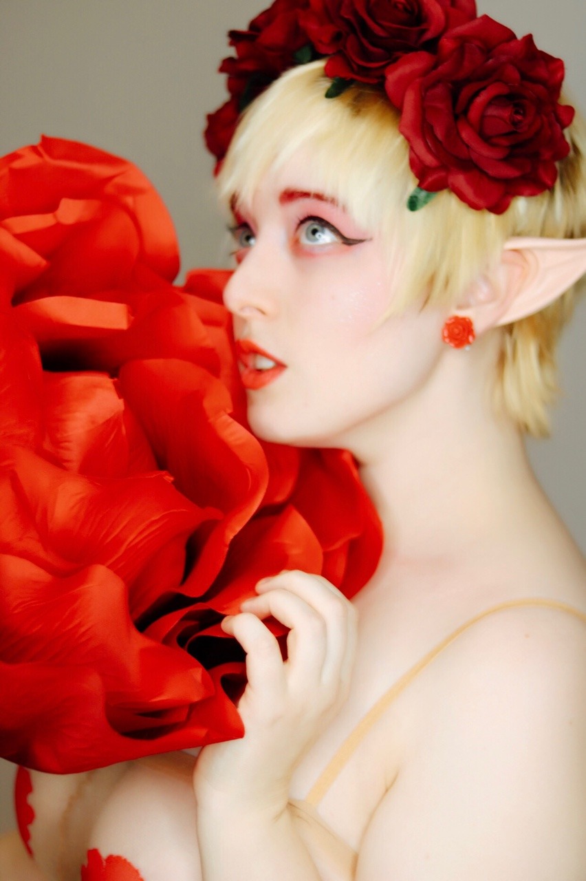 marshmallowmaximus:  Amazing photos of my rose fairy makeup 🌹shot by my sister