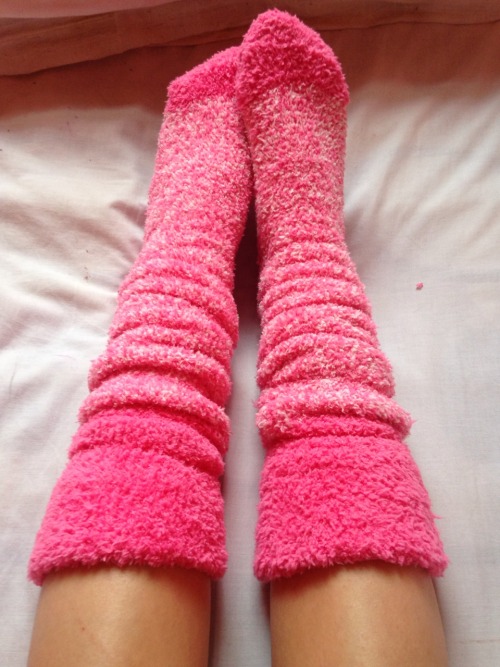 size-doesnotmatter:  I bought new fluffy socks and now I never want to take them off. 