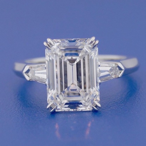 The EMERALD CUT DIAMOND is definitely one of our favorite diamond ❤️ This beautiful 3 carats diamond