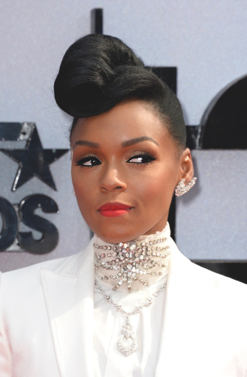 fuckyeahjanellemonae: Janelle Monae on the 2013 BET Awards Red Carpet.