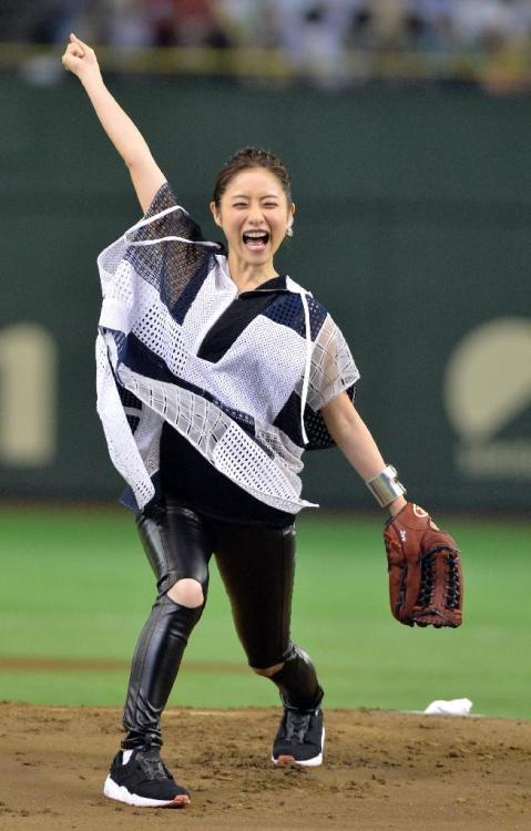 bakasuka9:  石原さとみ、足高々　マサカリ投法で始球式 www.sankei.com/photo/story/news/150803/sty1508030010-n1.html