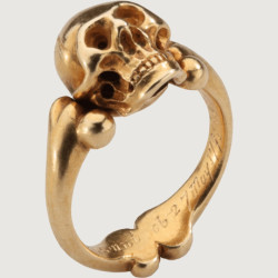 roachpatrol: detournementsmineurs: Memento Mori ring, England, late 17th to early 18th Century. i desperately need this, and one single m&amp;m to put in it 