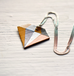 dreamalittlebiggerblog:  I always seem to have oddly shaped chunks of leather after a project that I can’t seem to find a use for. This faux faceted geometric diamond necklace from Oh the Lovely Things uses only a small piece of leather. Perfect for