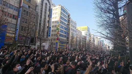sirlorence: So they were holding a Poptepipic event at Animate in Akiba today, but too many people showed up and the police shut it down early, so the crowd gave them the finger. Here’s some pics too. 
