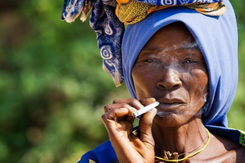 shutupkittcat:iluvsouthernafrica:Beautiful woman from the Mucubal people: South AngolaPhoto by: Joha