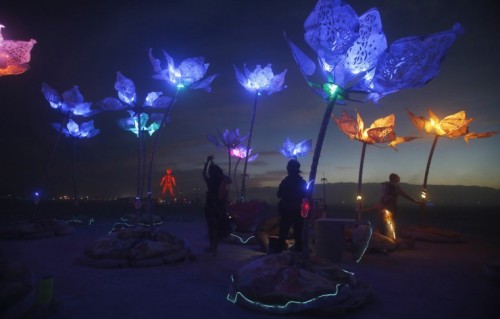 farewell-kingdom:The art installation Pulse & Bloom, the Burning Man 2014 “Caravansary” arts and