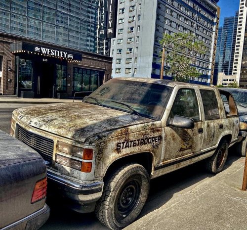  Vehicles on set of The Last of Us in downtown Calgarysue_dothingsalways | Instagram 